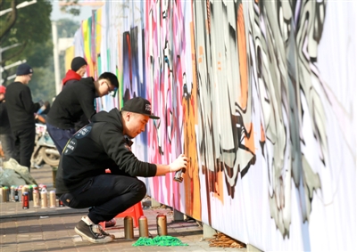 江南城區(qū)臨沅路上，涂鴉愛好者正在進行街頭涂鴉藝術創(chuàng)作