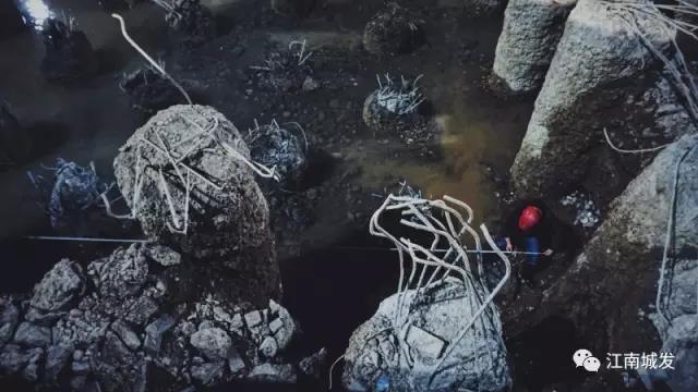 為了第二天清早不影響泥工砌筑磚胎模，夜間進(jìn)行電梯井放線作業(yè)