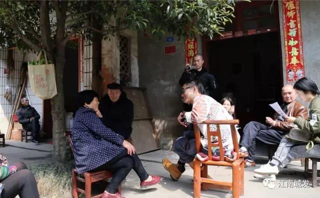 △ 趙明——“這次創(chuàng)作強(qiáng)調(diào)在地性、紀(jì)念性與參與性。我們針對問卷，以外來人的身份，來介入、想象生活在此地的居民，他們發(fā)生的故事和曾經(jīng)的生活狀態(tài)?！? data-=