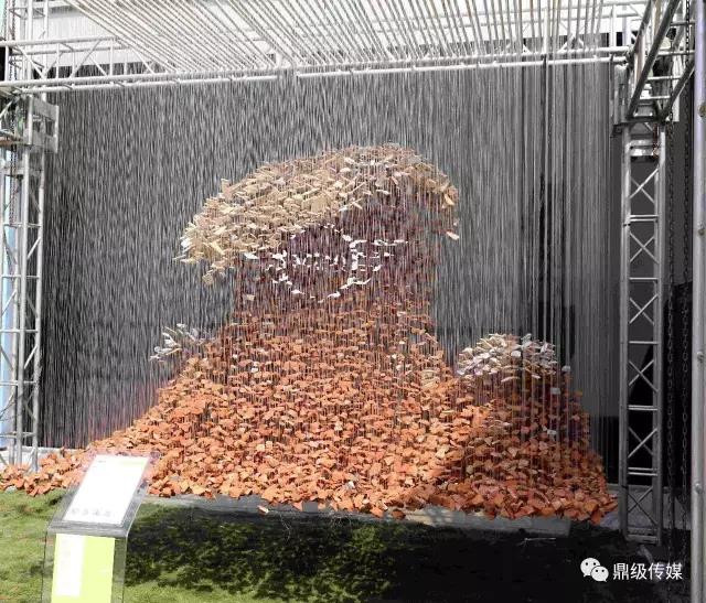 由棚戶區(qū)拆下的磚渣、瓷磚碎片用魚線串成名為《紅海》的藝術(shù)裝置