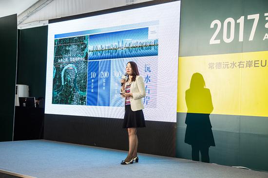 常德市江南城市發(fā)展有限公司董事副總經(jīng)理谷穗則為現(xiàn)場(chǎng)觀眾介紹了這個(gè)投資超過(guò)200億元、面積300萬(wàn)平方、持續(xù)建設(shè)8到10年的沅水右岸如何建構(gòu)城市·人·生活三者之間的關(guān)系